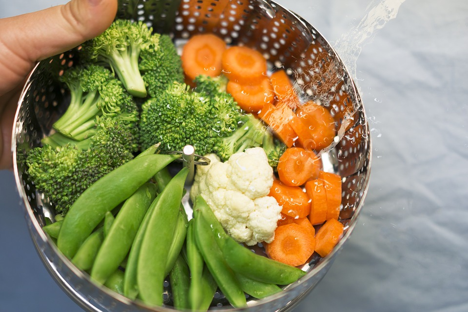Dämpfeinsatz mit frischem Gemüse zum Dampfgaren
